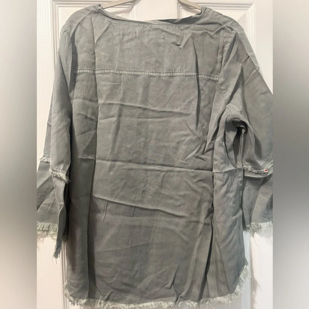 NWT Standard Grace Green Vneck Raw Hem Top Size Large - Picture 4 of 5